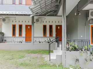 Penginapan Al Firdausi Syariah Mitra RedDoorz - 7