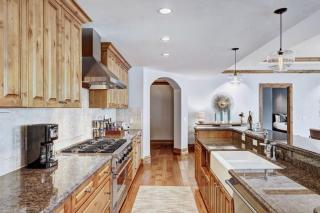 Platinum 3 Bedroom Vacation Rental In The Heart Of Vail That Includes Ski Valet, Ski Deck, Rooftop Pool, Panoramic Views - Vail - 7