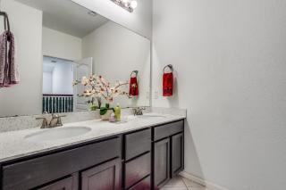 Beautiful 2 story luxury home in an upscale area! - Houston - 5