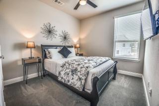 Beautiful 3 story luxury home close to the fun! - Lewisville - 1