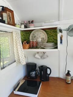 Sjönära enkel övernattningsstuga på berg med terrass, toilet in other house, outsideshower - Åkersberga - 5