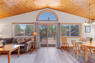 Less Than 8 Mi to Donner Lake Home with Deck and Balcony! - Truckee - 0