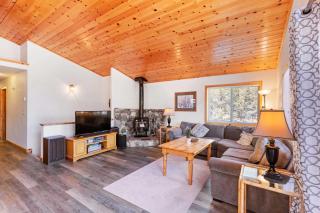 Less Than 8 Mi to Donner Lake Home with Deck and Balcony! - Truckee - 5