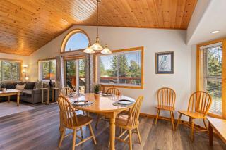 < 8 Mi to Donner Lake: Home w/ Deck + Balcony! - 4