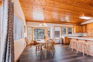 < 8 Mi to Donner Lake: Home w/ Deck + Balcony! - 3