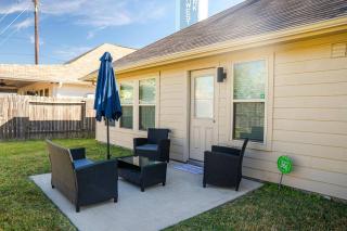 Beautiful cozy home in a lovely neighborhood! - Houston - 6