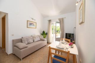 APARTMENTS JELENA SUPETAR - four apartments - a small house with a private yard - two-room apartment with a sea view - studio apartment - two-room apartment with garden view- free parking - Supetar - 4