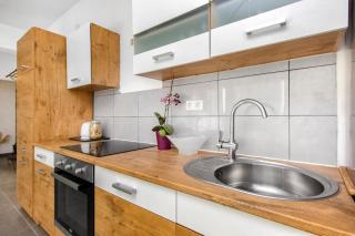Brodarica Apartment Near the Beach - Spacious 2-Bedroom Penthouse with Large Terrace - Brodarica - 8