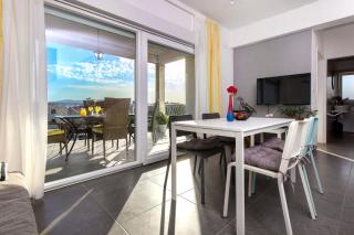Brodarica Apartment Near the Beach - Spacious 2-Bedroom Penthouse with Large Terrace - Brodarica - 3