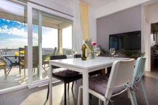 Brodarica Apartment Near the Beach - Spacious 2-Bedroom Penthouse with Large Terrace - Brodarica - 1