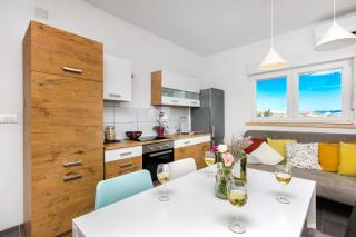 Brodarica Apartment Near the Beach - Spacious 2-Bedroom Penthouse with Large Terrace - Brodarica - 4