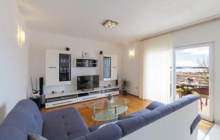 Villa Lioness in Kastel Luksic, playground & pool - 1