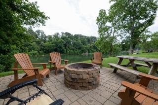 Riverfront Fire Pit Hot Tub Fishing Kayaks Pacman - Elkton - 8