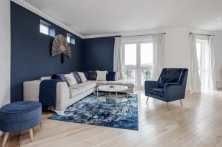 Large Penthouse by Damask Homes with Parking - Redbridge - 2