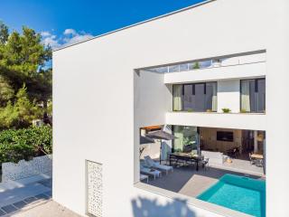 NEW! Luxury 5-bedroom Villa Altabianca with a Heated Pool, Finnish sauna, an outdoor Cinema, 50m from the beach - Supetar - 1