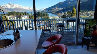 Central Lakeview Apartment with amazing rooftop 镇上湖景三室套房 - Queenstown - 3