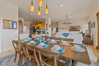 Close to Fresh Creek! Sleeps 12 ~ Amazing Views w/Serene Open Space ~ Hot Tub + Game Room ~ Trails outside - Sedona - 2