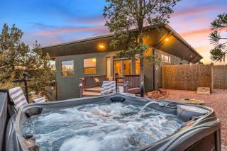 Close to Fresh Creek! Sleeps 12 ~ Amazing Views w/Serene Open Space ~ Hot Tub + Game Room ~ Trails outside - Sedona - 8