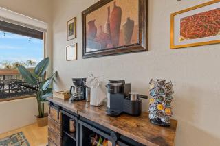 Close to Fresh Creek! Sleeps 12 ~ Amazing Views w/Serene Open Space ~ Hot Tub + Game Room ~ Trails outside - Sedona - 1