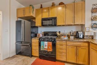 Close to Fresh Creek! Sleeps 12 ~ Amazing Views w/Serene Open Space ~ Hot Tub + Game Room ~ Trails outside - Sedona - 6