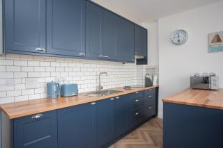 Lovely 3-Bedroom Apartment with Stunning Sea Views - 2