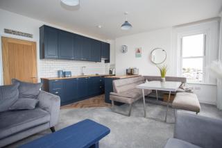 Lovely 3-Bedroom Apartment with Stunning Sea Views - 4