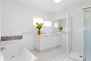 Ferguson St The Beach House Cosy Cottage with Pool - 2