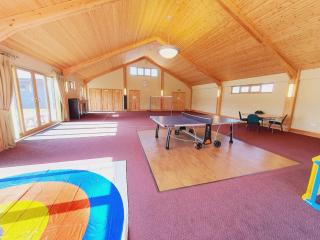 The Victorian Barn, Self-Catering Holidays with Pool and Hot Tubs, Dorset - Woolland - 2