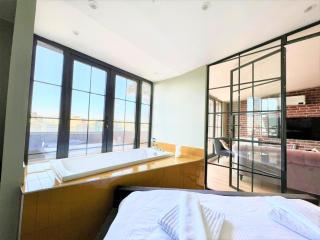 Charming, Designer Apartment with Private Rooftop Terrace, Bathtub, and Sea View in Taksim - 5