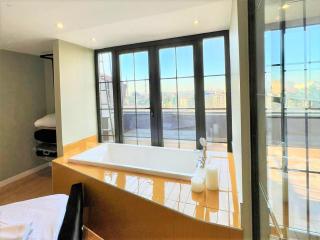 Charming, Designer Apartment with Private Rooftop Terrace, Bathtub, and Sea View in Taksim - 8