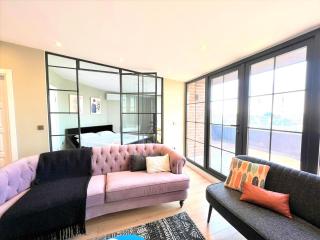 Charming, Designer Apartment with Private Rooftop Terrace, Bathtub, and Sea View in Taksim - 4
