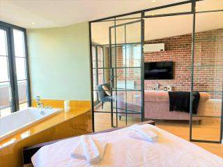 Charming, Designer Apartment with Private Rooftop Terrace, Bathtub, and Sea View in Taksim - 7