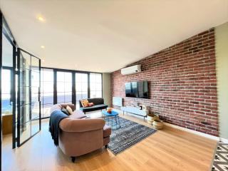 Charming, Designer Apartment with Private Rooftop Terrace, Bathtub, and Sea View in Taksim - 9