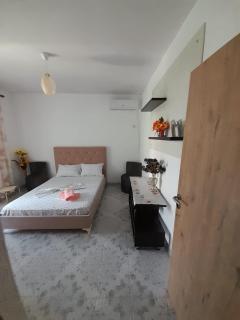 Mona's guesthouse - 0
