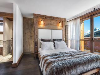 Superbe chalet avec 5 chambres, jacuzzi et services de luxe, à 300m des pistes à Courchevel Village - FR-1-562-21 - 4