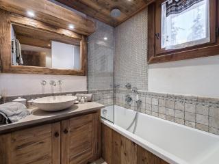 Superbe chalet avec 5 chambres, jacuzzi et services de luxe, à 300m des pistes à Courchevel Village - FR-1-562-21 - 3