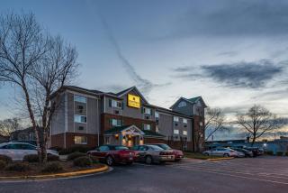 HomeTowne Studios & Suites by Red Roof Charlotte - Concord - Concord - 1