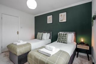 Large Penthouse by Damask Homes with Parking - Redbridge - 5