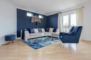Large Penthouse by Damask Homes with Parking - Redbridge - 9