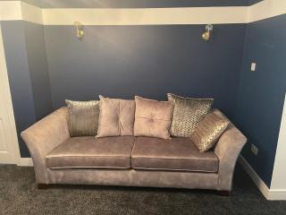 Stylish and Large 3 bed house, private parking, sun room, close to KFC and McDonalds - Sheffield - 1