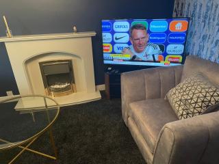 Stylish and Large 3 bed house, private parking, sun room, close to KFC and McDonalds - Sheffield - 9