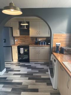 Stylish and Large 3 bed house, private parking, sun room, close to KFC and McDonalds - Sheffield - 5