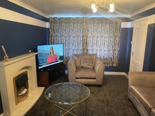 Stylish and Large 3 bed house, private parking, sun room, close to KFC and McDonalds - Sheffield - 7