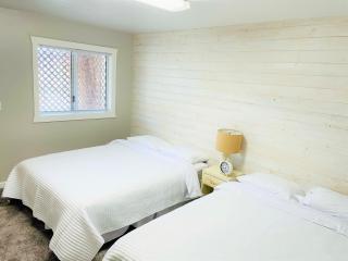 Sleeps up to 42 Private Clubhouse, Sand Volleyball, Playground, 6miles to Quarry - - 7
