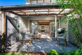 Stylish Townhouse, private courtyard walk to beach - Noosaville - 1