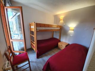 Appartement rénové avec terrasse et vue montagnes, proche des pistes et commerces - FR-1-181-2448 - 1