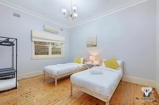 KOZYGURU Campsie Oldie-but-goodie look 4 Bed House NCA011 - Sídney - 7