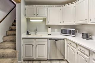 Chic Resort Condo about 1 Mi to Attitash Mountain! - Bartlett - 2
