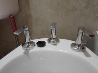 VC3 Habitación amplia con baño privado - sin aire acondicionado con ventiladores - Serena Alojamientos - Villa Constitución - 9