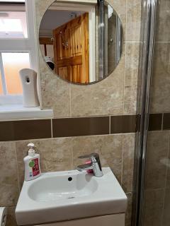 Large Double Bedroom with free on site parking - Kingston upon Thames - 5
